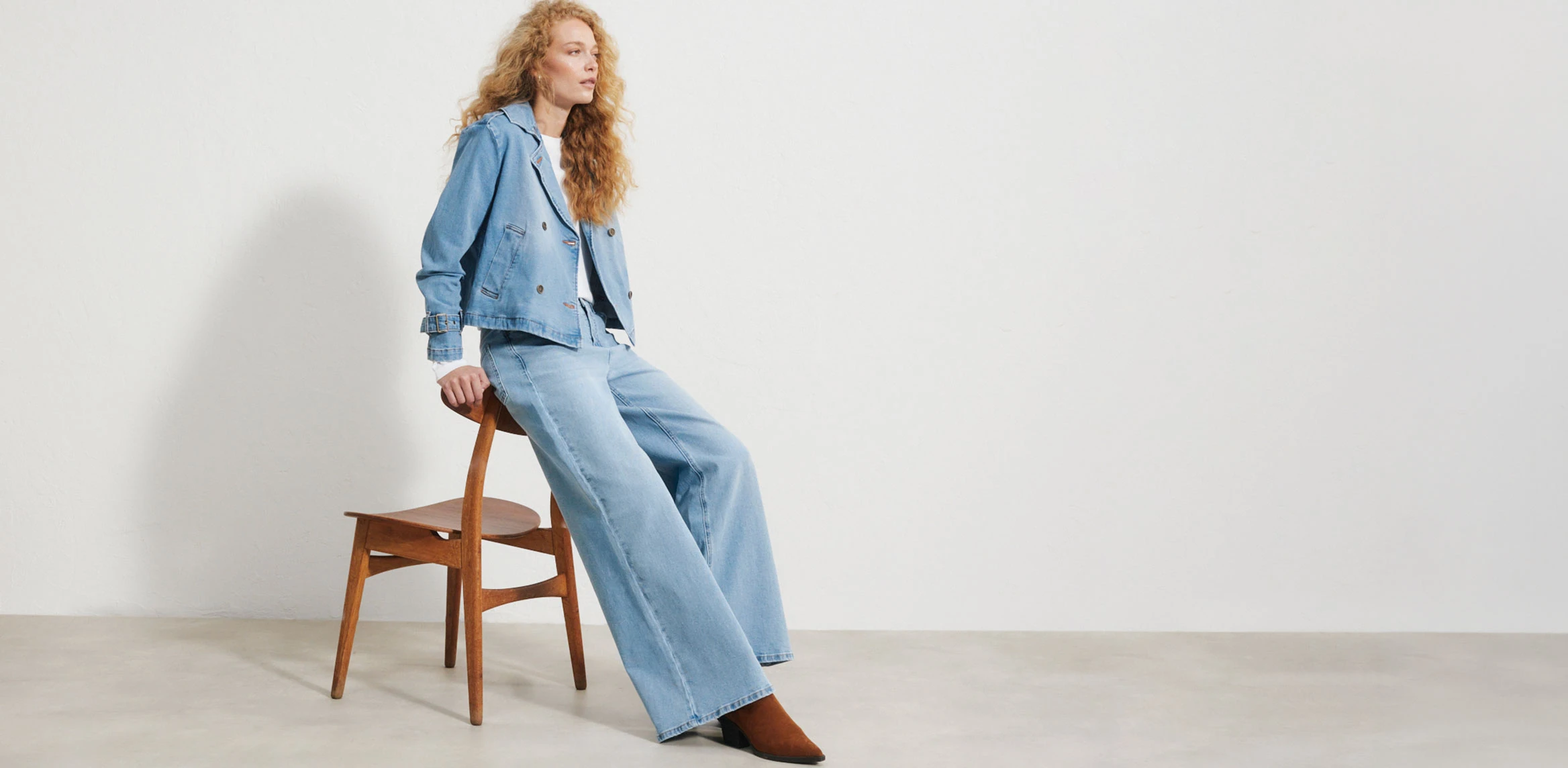Kolekcja: WIDE LEG JEANS Wąskie biodra lub kobiece krągłości? A może wysoki lub bardzo niski wzrost? Ten charakterystyczny model kroju spodni o bardzo szerokich nogawkach pasuje niemal każdemu: świetnie się sprawdza, by ukryć ewentualne mankamenty sylwetki.
