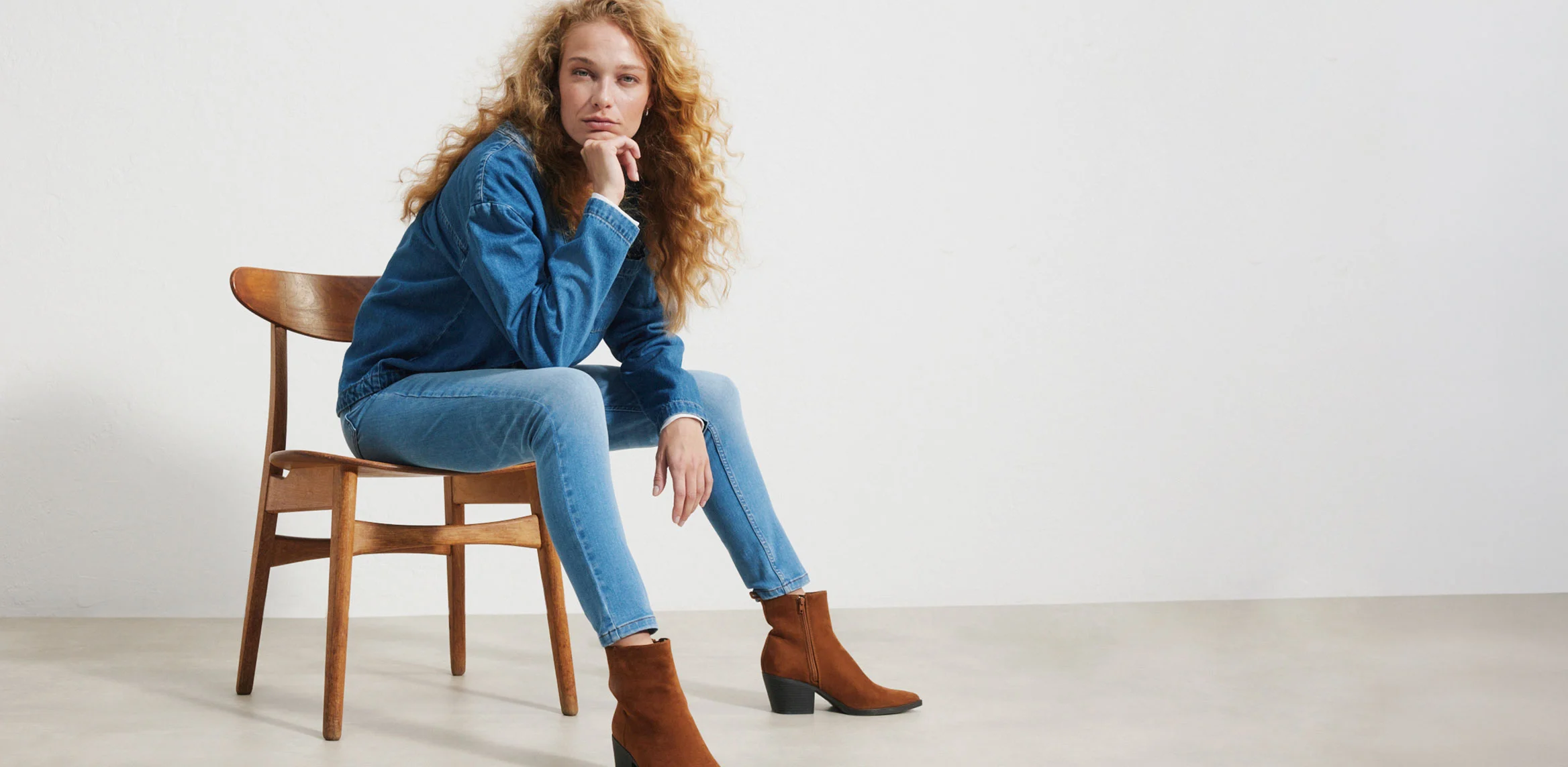 Kolekcja: SKINNY FIT Jest to niewątpliwie model, który dodaje pewności siebie.Dzięki bardzo dopasowanemu krojowi i wysokiej zawartości stretchu, spodnie te nosi się doskonale. Podkreśl swoje kształty i sięgnij właśnie po ten model!