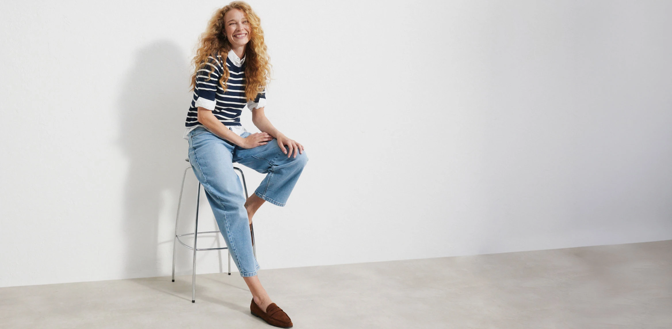 Kolekcja: BARREL JEANS Charakteryzują się wysokim stanem oraz zwężającymi się ku dołowi nogawkami. Mamy wiedzą, co dobre, dlatego już dziś sięgnij po ten modny, jeansowy krój, który doskonale odnajdzie w codziennych stylizacjach.
