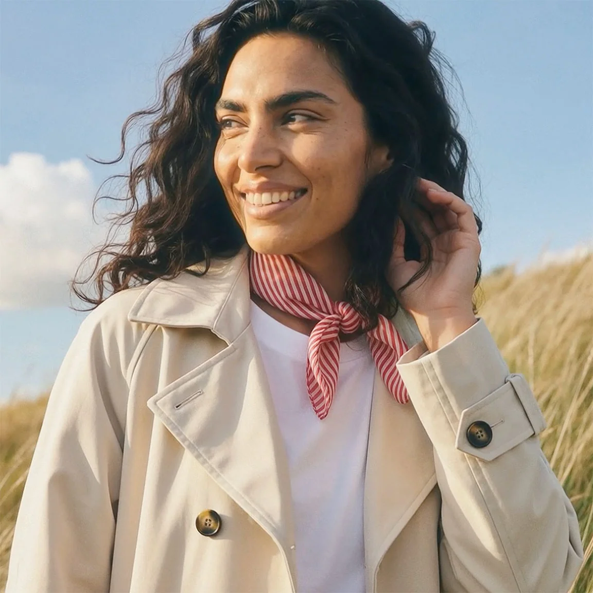 Beżowy trencz zestawiony z klasyczną białą bluzką tworzy elegancki, ponadczasowy duet