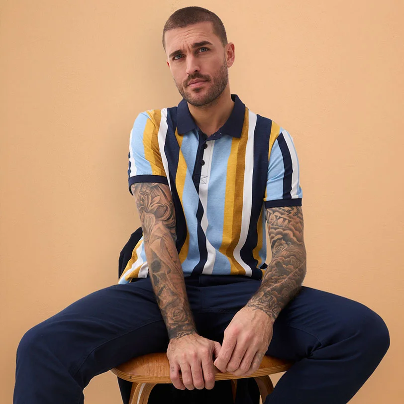 Koszulka polo ciemnoniebieski-żółty w paski połączona z granatowymi spodniami