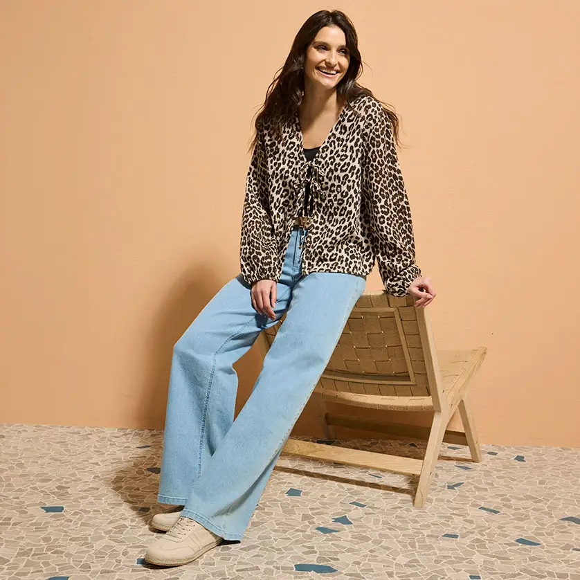 Bluzka z nadrukiem w panterkę w zestawieniu z jeansami typu dzwony.