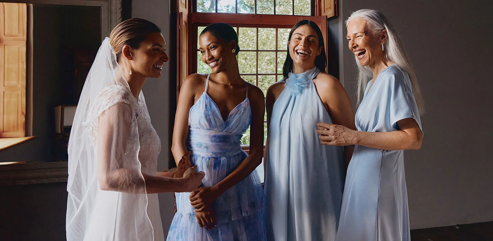 Jasnoniebieska sukienka z dekoltem halter oraz niebiesko-biała sukienka na ramiączkach z wzorem.