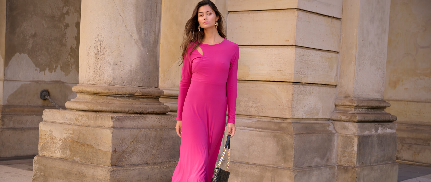 Sukienka midi z wycięciem