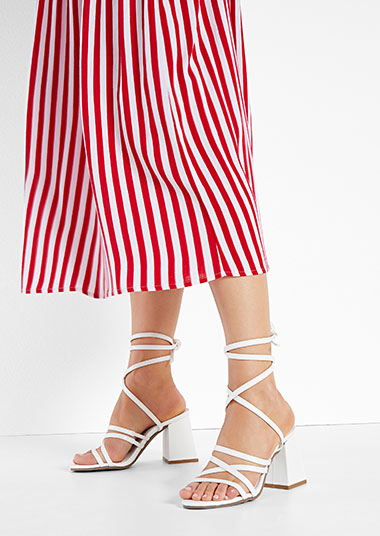 Sandały z wiązanymi paskami