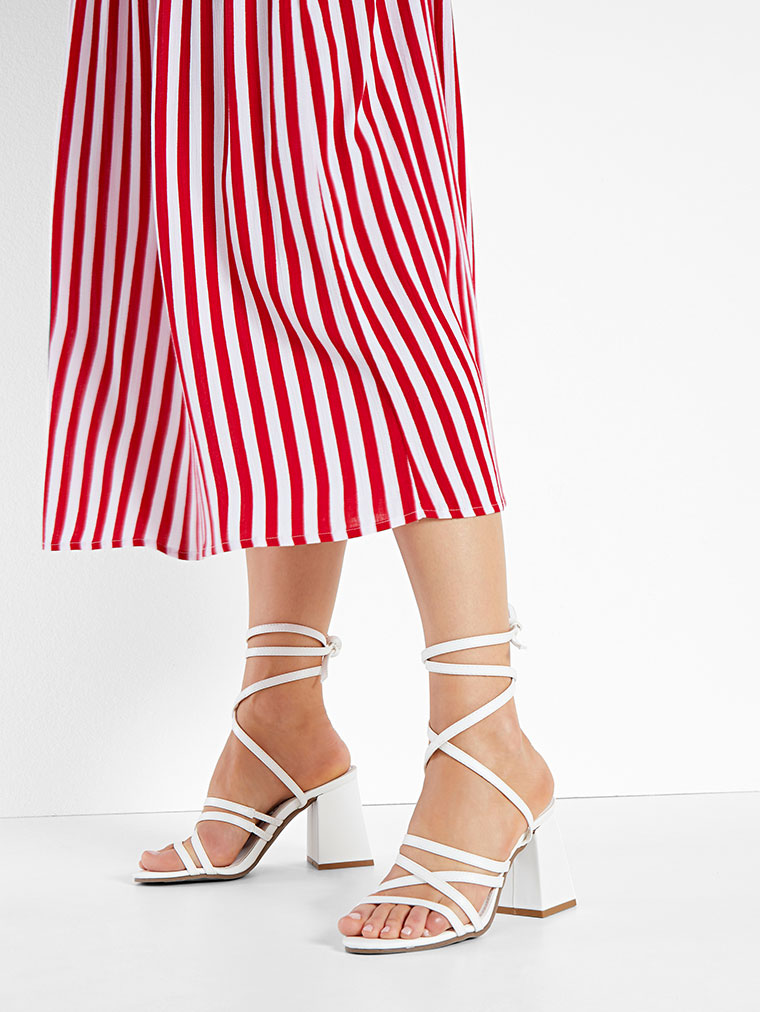 Sandały z wiązanymi paskami