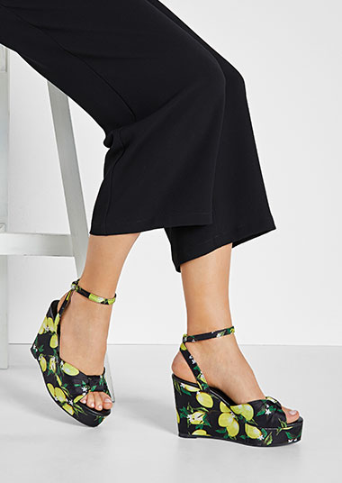 Sandały na koturnie 01